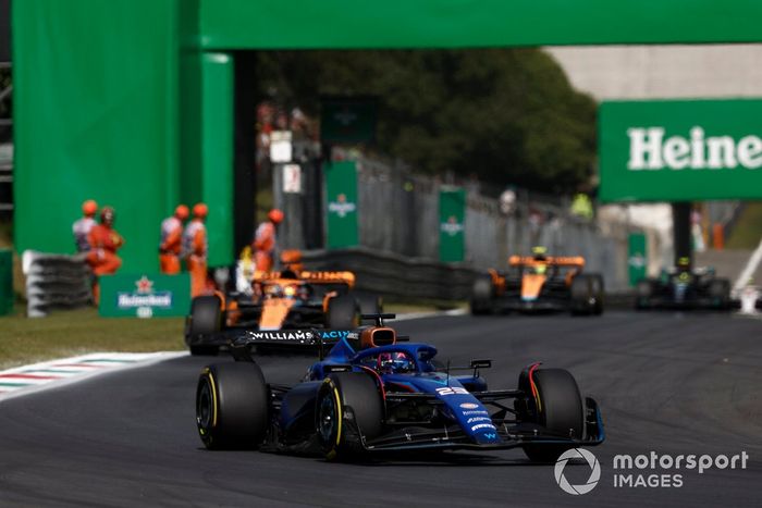 Alex Albon, Williams FW45, Oscar Piastri, McLaren MCL60