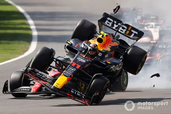 Charles Leclerc, Ferrari SF-23, Sergio Pérez, Red Bull Racing RB19, se tocan en la salida provocando el accidente del mexicano.