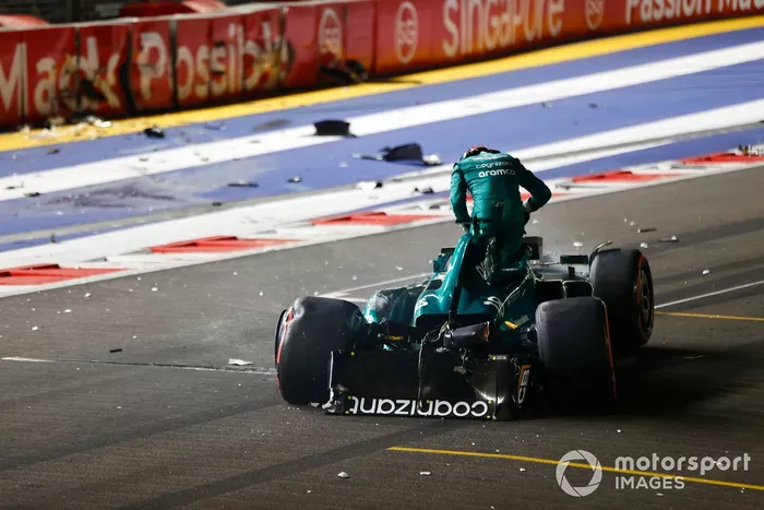 Lance Stroll, Aston Martin AMR23, sort de sa voiture lourdement endommagée après un accident à la fin de la Q1.