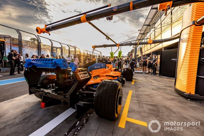 Daniel Ricciardo, McLaren, Lando Norris, McLaren, con un coche de Lego