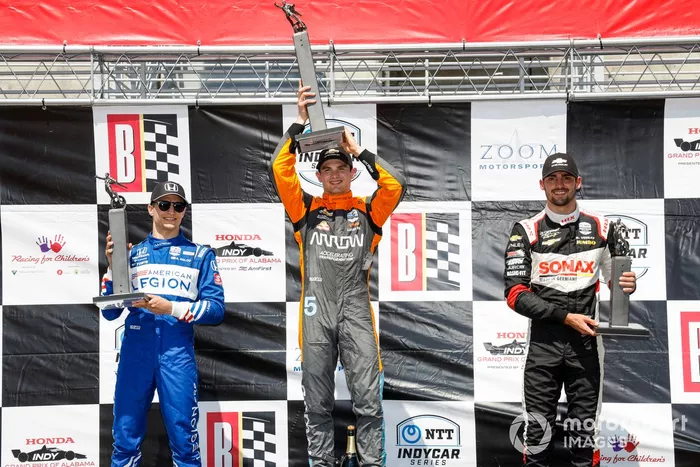 Podio: segundo lugar Alex Palou, Chip Ganassi Racing Honda,  ganador Patricio O'Ward, Arrow McLaren SP Chevrolet, tercer lugar Rinus VeeKay, Ed Carpenter Racing Chevrolet