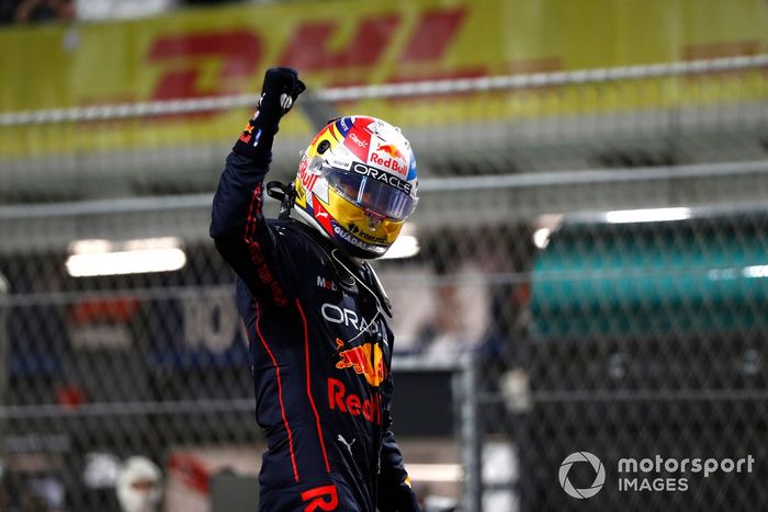 Ganador de la pole, Sergio Pérez, de Red Bull Racing, celebra tras la clasificación