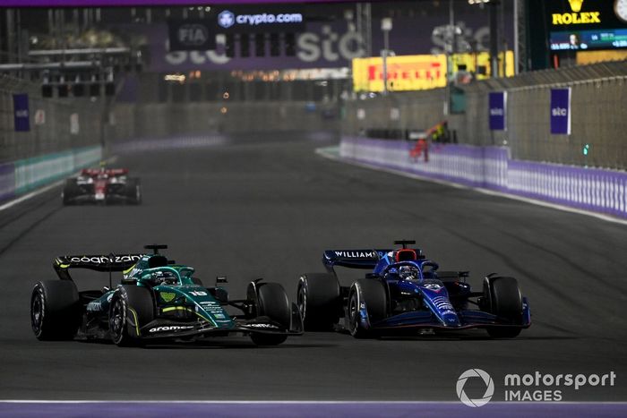 Alex Albon, Williams FW44, lucha con Lance Stroll, Aston Martin AMR22