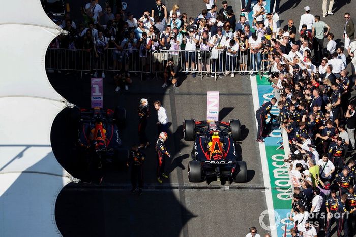 Ganador Max Verstappen, Red Bull Racing, y el segundo lugar Sergio Pérez, Red Bull Racing, celebran con su equipo en el Parc Ferme 