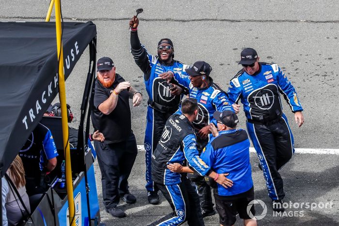 Daniel Suárez, TrackHouse Racing, Onx Homes / Renu Chevrolet Camaro crew celebra su victoria