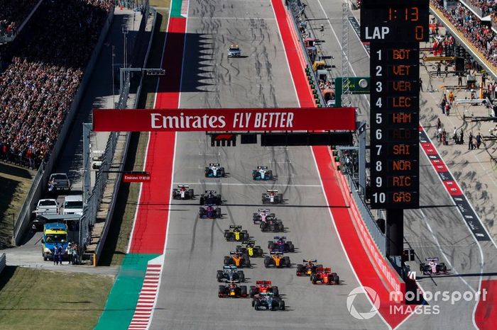 Valtteri Bottas, Mercedes AMG W10, Sebastian Vettel, Ferrari SF90, Max Verstappen, Red Bull Racing RB15, Charles Leclerc, Ferrari SF90, Lewis Hamilton, Mercedes AMG F1 W10, y Alex Albon, Red Bull Racing RB15, lideran el grupo en la salida