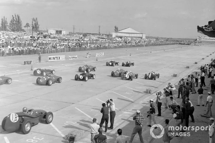 Jack Brabham, Cooper T51 Climax, precede Stirling Moss, Cooper T51 Climax, al GP degli Stati Uniti del 1959