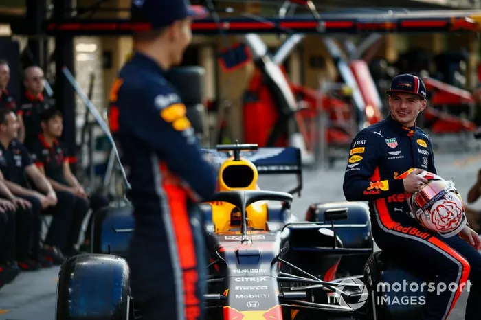 Max Verstappen, Red Bull Racing, e Alexander Albon, Red Bull Racing, posano per una foto di gruppo