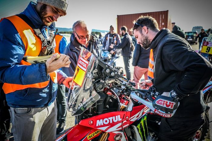 Verificaciones en Paul Ricard antes del embarque del Dakar 2020