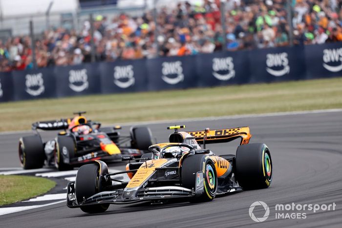 Lando Norris, McLaren MCL60, Max Verstappen, Red Bull Racing RB19