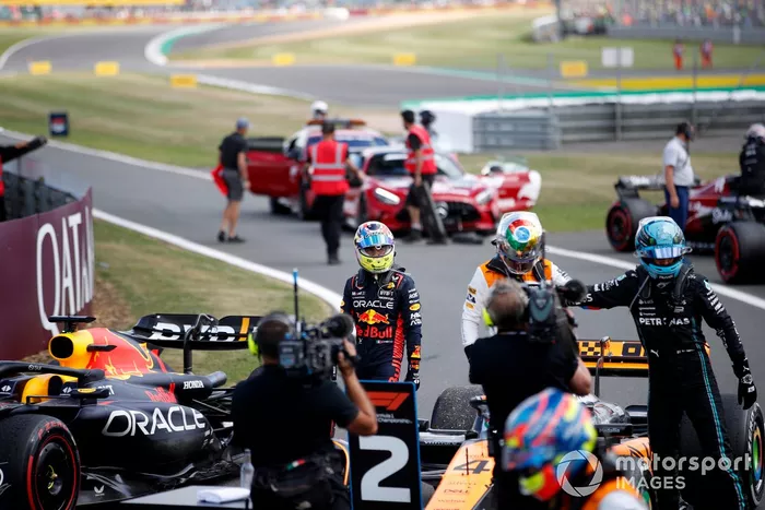 Sergio Pérez, Red Bull Racing, Lando Norris, McLaren, 2ª posición, George Russell, Mercedes-AMG, en Parc Ferme