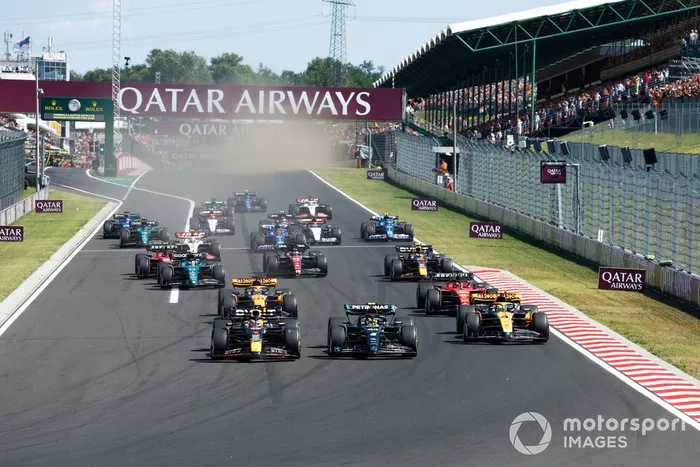 Max Verstappen, Red Bull Racing RB19, Lewis Hamilton, Mercedes F1 W14, Lando Norris, McLaren MCL60, Oscar Piastri, McLaren MCL60, Charles Leclerc, Ferrari SF-23, el resto de la parrilla en la salida.
