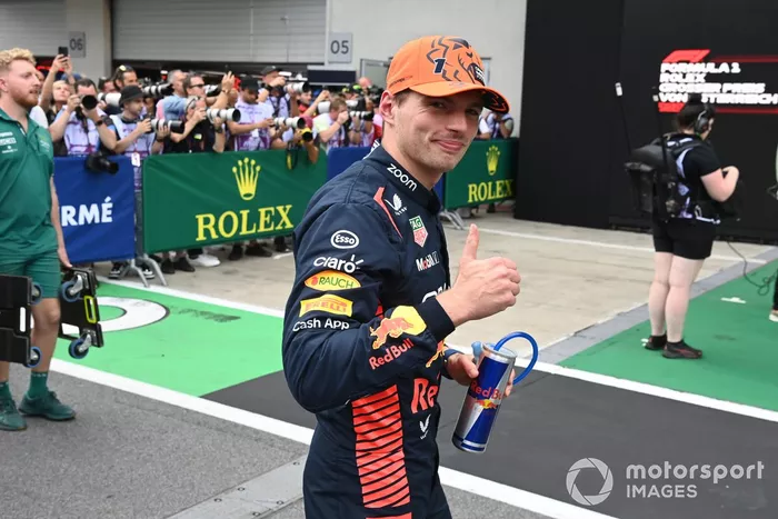 El hombre de la pole Max Verstappen, Red Bull Racing, da un pulgar arriba