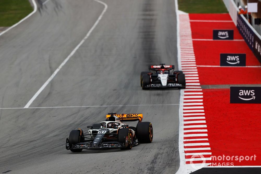 Oscar Piastri, McLaren MCL60, Nyck de Vries, AlphaTauri AT04