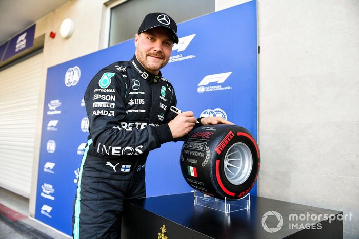 Ganador de la pole Valtteri Bottas, Mercedes con el premio Pirelli Pole Position