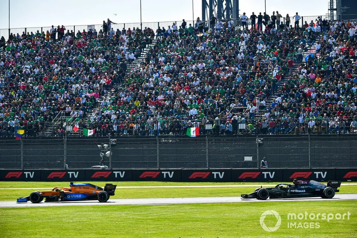 Daniel Ricciardo, McLaren MCL35M, Valtteri Bottas, Mercedes W12