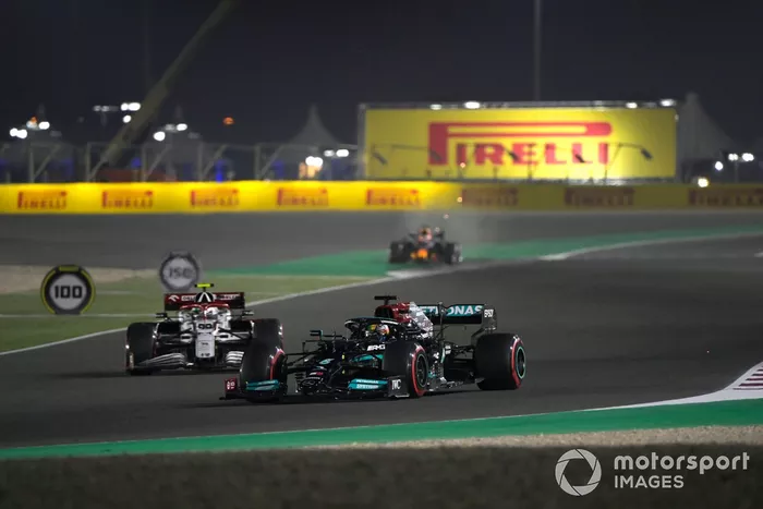 Lewis Hamilton, Mercedes W12, Antonio Giovinazzi, Alfa Romeo Racing C41