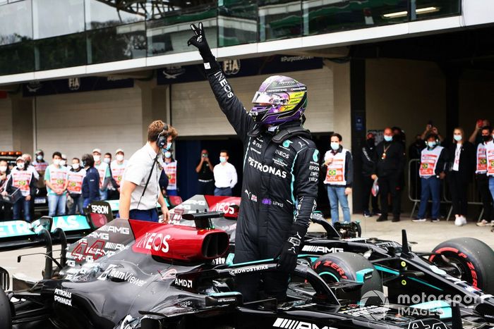 El hombre de la pole, Lewis Hamilton, de Mercedes, celebra su llegada al Parc Ferme