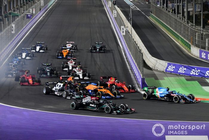Esteban Ocon, Alpine A521, Valtteri Bottas, Mercedes W12, Charles Leclerc, Ferrari SF21, Daniel Ricciardo, McLaren MCL35M, y Pierre Gasly, AlphaTauri AT02, y el resto de la parrilla en la reanudación