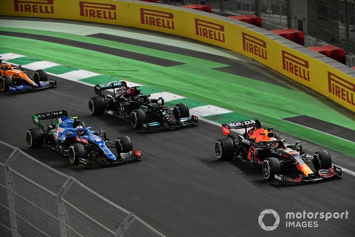 Max Verstappen, Red Bull Racing RB16B, Lewis Hamilton, Mercedes W12, y Esteban Ocon, Alpine A521