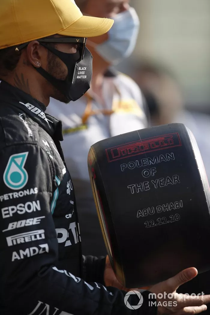 Lewis Hamilton, Mercedes-AMG F1 recibe el premio Pirelli Poleman de manos de Mario Isola, director de carreras de Pirelli Motorsport