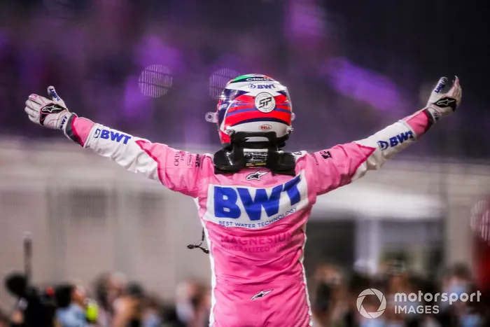 Ganador Sergio Pérez, Racing Point, celebra en Parc Ferme