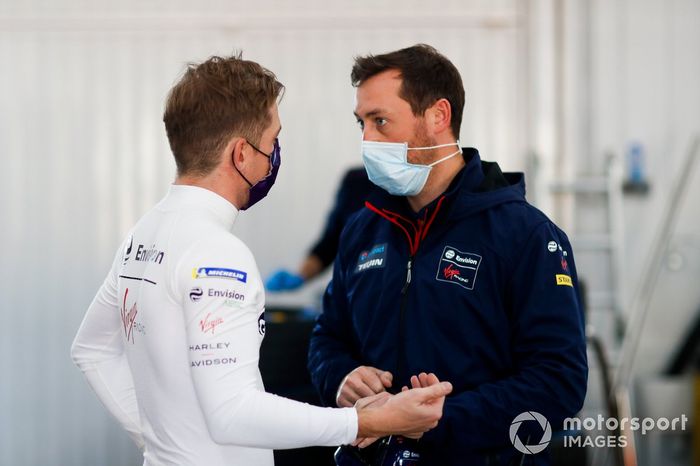 Nick Cassidy, Envision Virgin Racing, talks to team