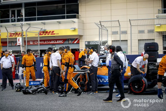 Ingenieros y mecánicos en la parrilla con Daniel Ricciardo, McLaren MCL35M