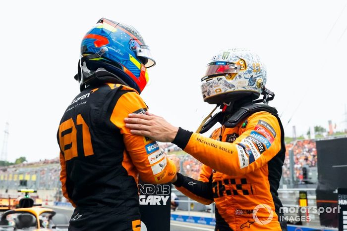 Oscar Piastri, McLaren F1 Team, Lando Norris, McLaren F1 Team, celebran en Parc Ferme después de cerrar la primera fila.