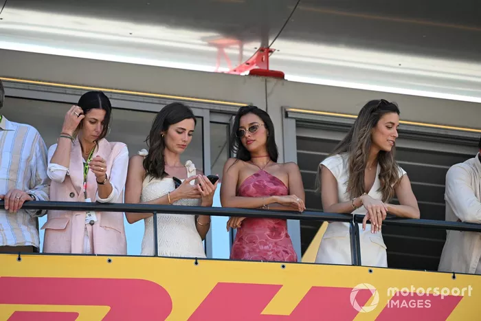 Invitados, entre ellos Rebecca Donaldson, pareja de Carlos Sainz, Scuderia Ferrari, en un balcón
