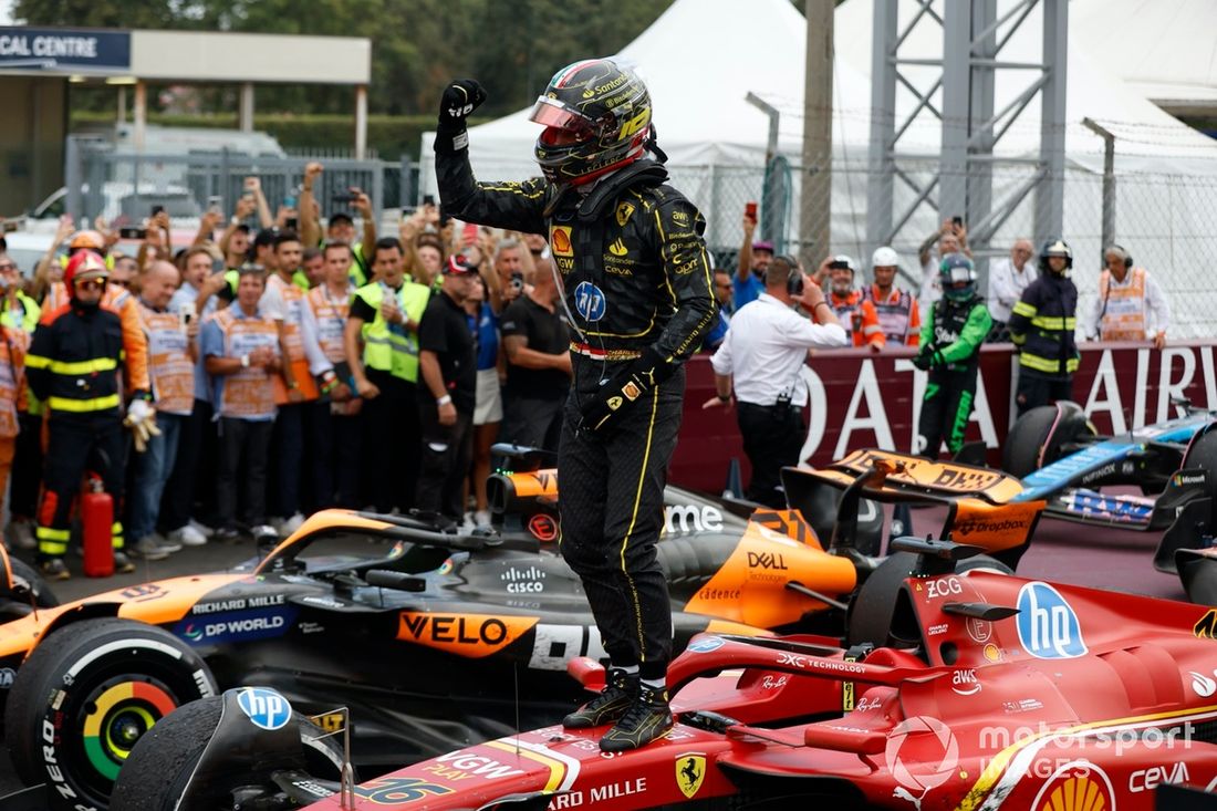 Charles Leclerc, Scuderia Ferrari, 1ª posição, festeja à chegada ao Parc Ferme