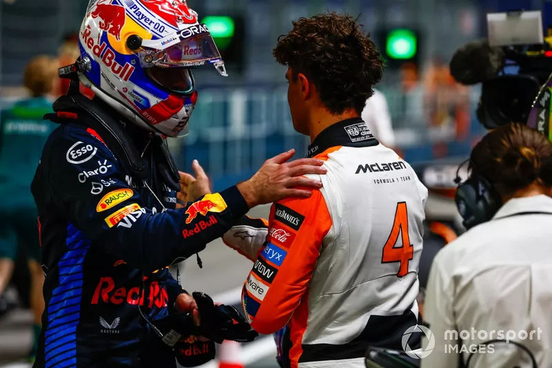 Max Verstappen, Red Bull Racing, félicite le poleman Lando Norris, McLaren F1 Team