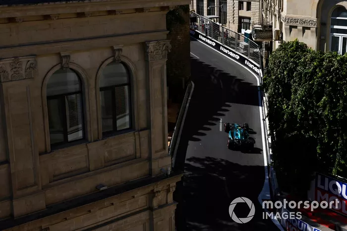 Fernando Alonso, Aston Martin AMR24, en una vuelta de reconocimiento 