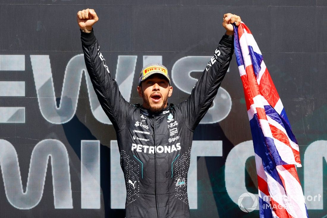 Lewis Hamilton, Mercedes-AMG F1 Team, 1. miejsce, świętuje na podium z flagą Unii.