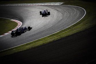 Marcus Ericsson, Sauber C37, leads Brendon Hartley, Toro Rosso STR13