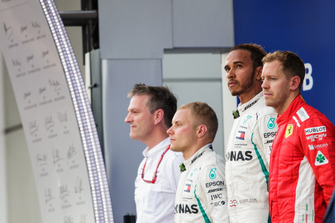James Allison, Direttore tecnico, Mercedes AMG, il secondo classificato Valtteri Bottas, Mercedes AMG F1, il vincitore della gara Lewis Hamilton, Mercedes AMG F1, e il terzo classificato Sebastian Vettel, Ferrari, sul podio