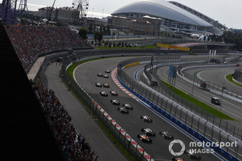 Valtteri Bottas, Mercedes-AMG F1 W09 leads Lewis Hamilton, Mercedes-AMG F1 W09 at the start of the race