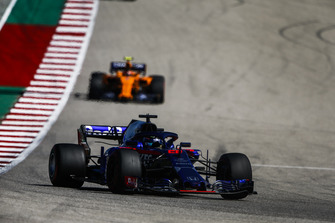 Brendon Hartley, Toro Rosso STR13, leads Stoffel Vandoorne, McLaren MCL33