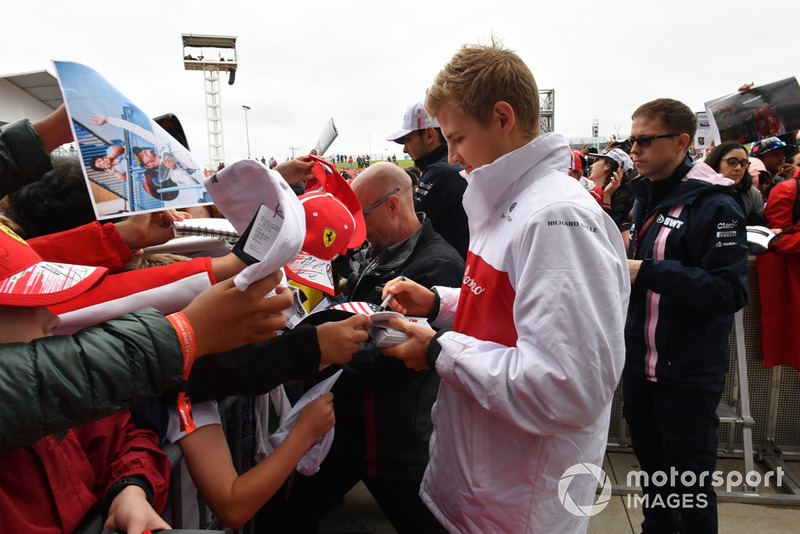Marcus Ericsson, Sauber, firma autografi ai tifosi