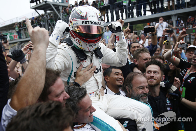 Le vainqueur Lewis Hamilton, Mercedes AMG F1 fête sa victoire dans le Parc Fermé