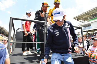 Esteban Ocon, Racing Point Force India F1 Team, Carlos Sainz Jr, Renault Sport F1 Team e Fernando Alonso, McLaren, nella drivers parade
