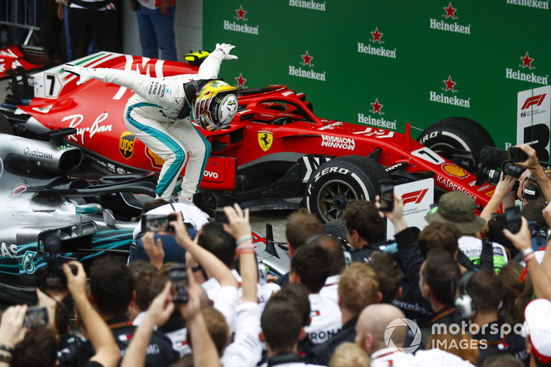 Lewis Hamilton, Mercedes AMG F1, festeggia la vittoria nel parco chiuso