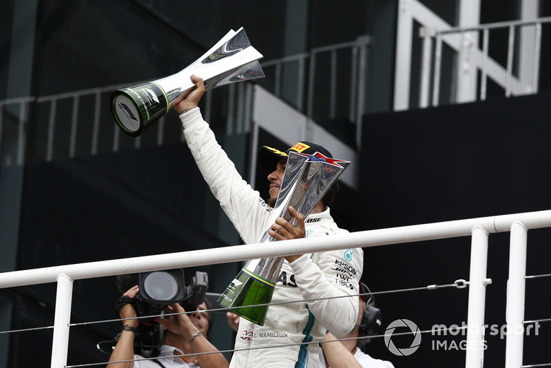 Lewis Hamilton, Mercedes AMG F1 fête sa victoire sur le podium avec les trophées