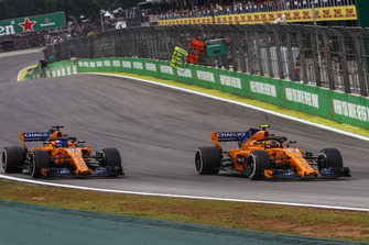 Stoffel Vandoorne, McLaren MCL33, passeert Fernando Alonso, McLaren MCL33
