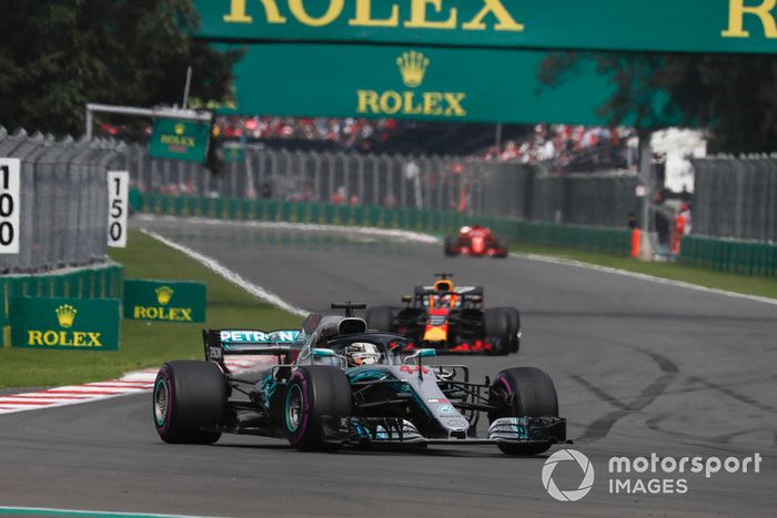 Lewis Hamilton, Mercedes AMG F1 W09 EQ Power+ y Daniel Ricciardo, Red Bull Racing RB14 