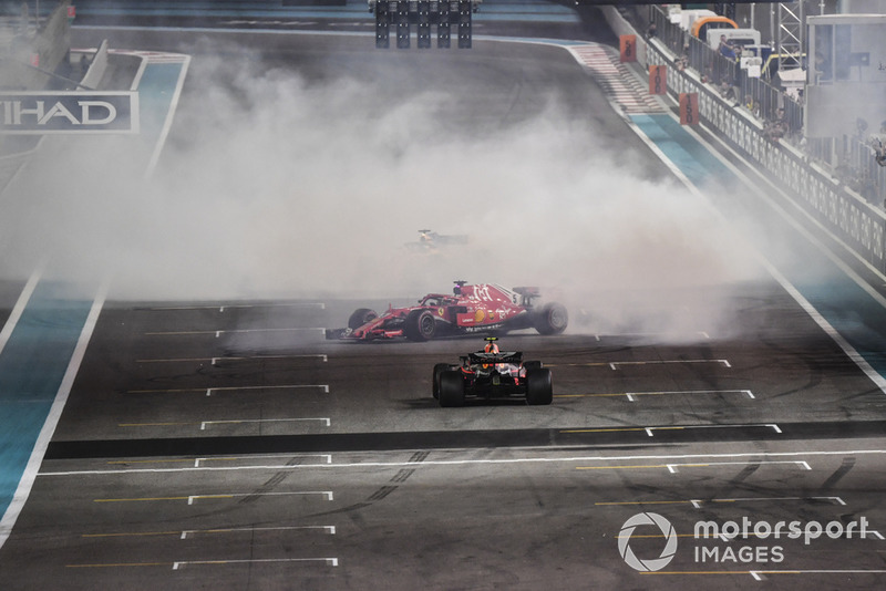 Lewis Hamilton, Mercedes-AMG F1 W09, Sebastian Vettel, Ferrari SF71H et Fernando Alonso, McLaren MCL33 font des donuts