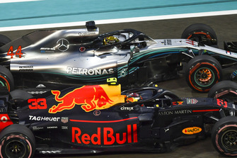 Lewis Hamilton, Mercedes-AMG F1 W09 with disc brakes glowing and Max Verstappen, Red Bull Racing RB14 battle