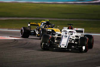 Marcus Ericsson, Sauber C37 en Carlos Sainz Jr., Renault Sport F1 Team R.S. 18