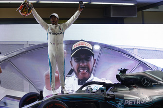 Lewis Hamilton, Mercedes AMG F1, fête sa victoire