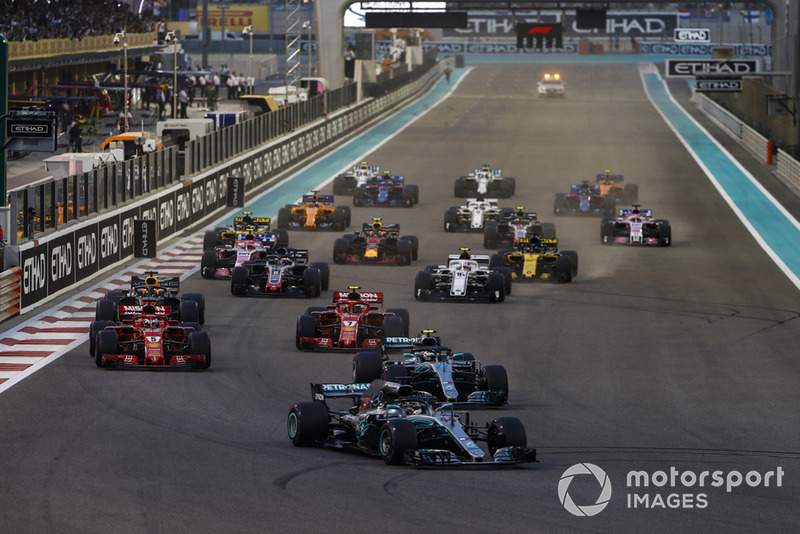 Lewis Hamilton, Mercedes AMG F1 W09 EQ Power+, precede Valtteri Bottas, Mercedes AMG F1 W09 EQ Power+, Sebastian Vettel, Ferrari SF71H, Kimi Raikkonen, Ferrari SF71H, Daniel Ricciardo, Red Bull Racing RB14, Max Verstappen, Red Bull Racing RB14, e il resto del gruppo, alla partenza